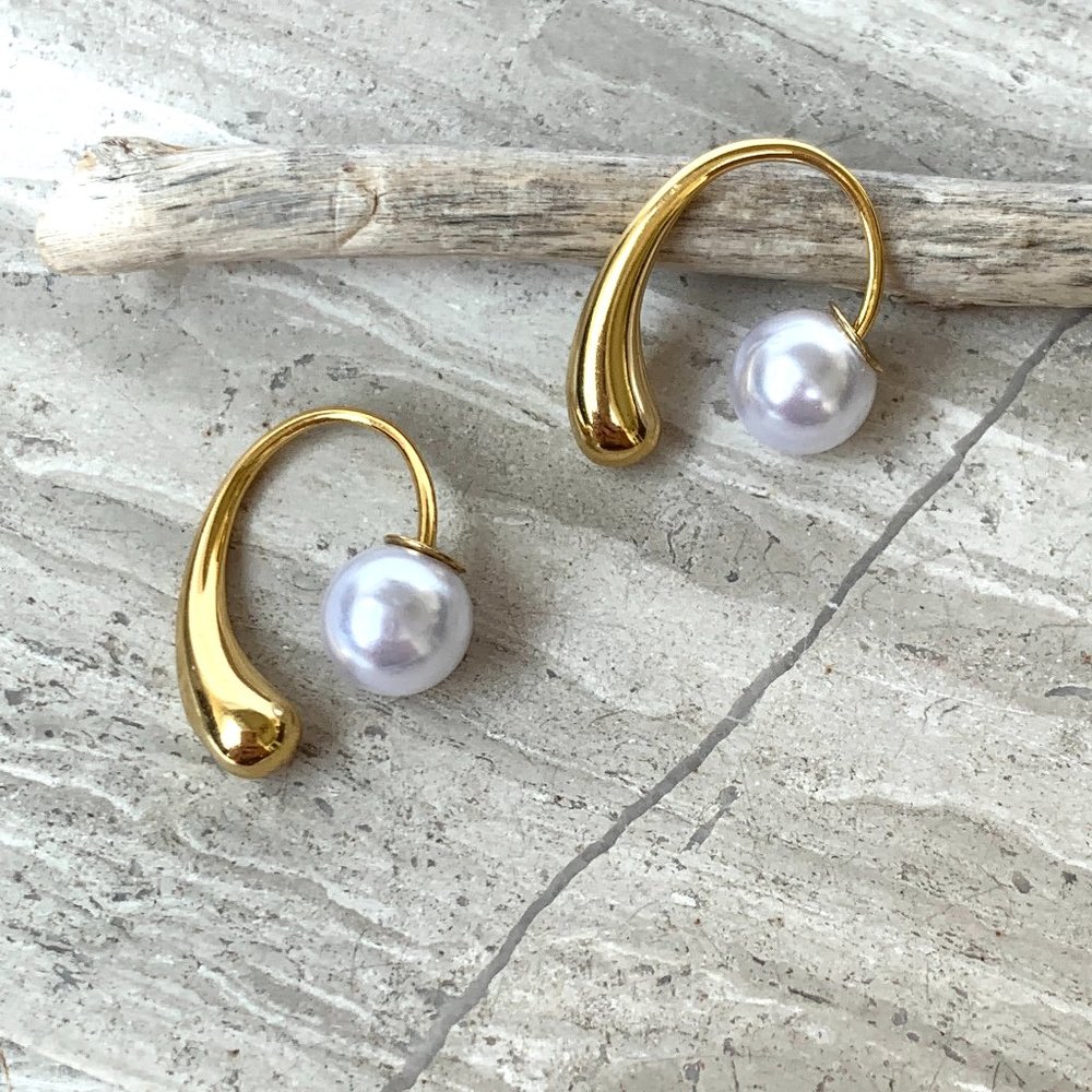 NEW~ Anthropologie Amber Sceats "Cori" Gold Hoop & Pearl stopper Earrings